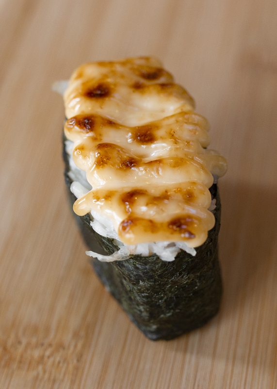 картинка Запеченные суши с гребешком суши-маркета "Каэру"