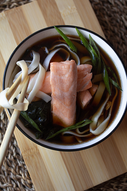 картинка Суп лапша с лососем суши-маркета "Каэру"