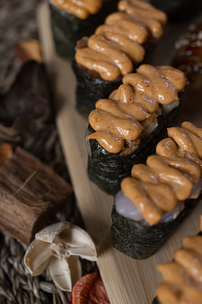 картинка Острые суши с тунцом суши-маркета "Каэру"