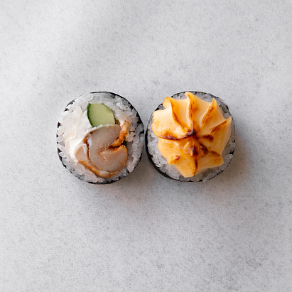 картинка Запеченный ролл с курицей суши-маркета "Каэру"